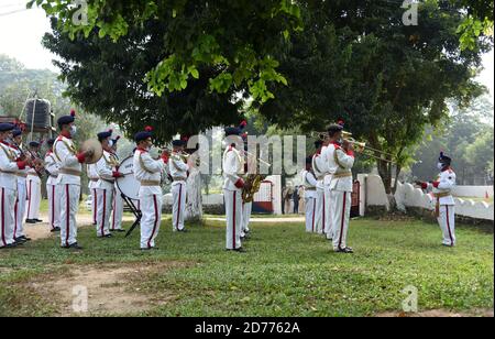 Guwahati, Assam, Inde. 20 octobre 2020. Les bandes de la police d'Assam se produisent pendant la journée de commémoration de la police à Guwahati Assam Inde le mercredi 21 octobre 2020. La Journée de commémoration annuelle de la police indienne est célébrée le 21 octobre, afin de se rappeler et de respecter les policiers et le personnel de sécurité tués dans toute l'Inde. Credit: Dasarath Deka/ZUMA Wire/Alay Live News Banque D'Images