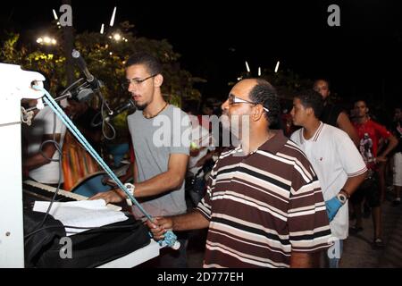 Carnaval aux Saintes Guadeloupe la nuit : personnes derrière le camion Banque D'Images