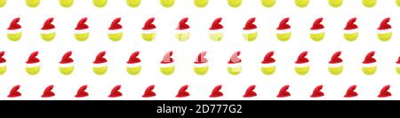 Chapeau de père Noël sur le motif de balle de tennis sur fond de neige blanc. Joyeux Noël et le nouveau concept de l'année avec des balles de tennis. Balles de tennis de couleur vert jaune, sport style de vie. Isolé, Banque D'Images
