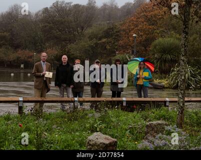 Helston, Cornwall, Royaume-Uni. 21 octobre 2020. P1-Christopher Harvey Clark, David Turnbull, Sarah Pellow, Alan Edwards, Michele Bowlen, Mellisa Ralph, le financement du projet a été fourni par le National Garden Scheme Community Garden Award. Le National Garden Scheme donne aux visiteurs un accès unique à plus de 3,700 jardins privés exceptionnels en Angleterre et au pays de Galles, en recueillant des fonds pour des associations de soins infirmiers et de santé. Credit: kathleen White/Alamy Live News Banque D'Images