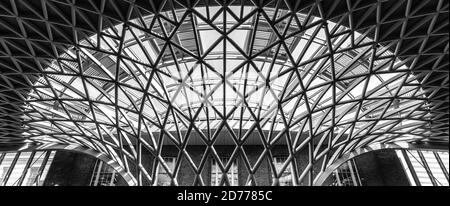 Image panoramique en noir et blanc du toit de la gare King Cross Banque D'Images