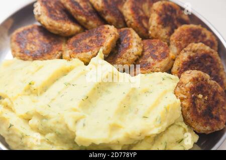 Gros plan de l'assiette avec des purée de pommes de terre et des côtelettes Banque D'Images