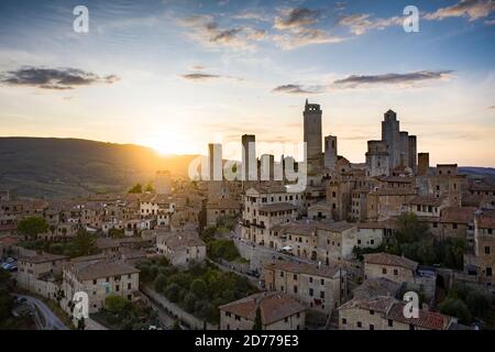 Coucher de soleil sur la ville de San Gimignano, Toscane, Italie Banque D'Images