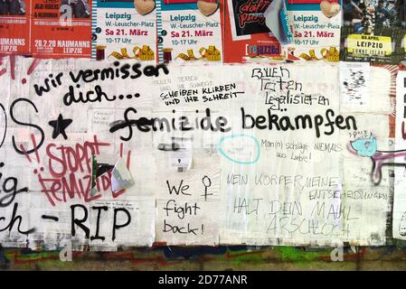 10 juillet 2020, Saxe, Leipzig: Graffiti et mur de maison recouvert d'affiches dans l'est de Leipzig. Photo: Waltraud Grubitzsch/dpa-zentralbild/ZB Banque D'Images