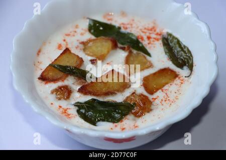 Raita de pomme de terre ou raita d'Aloo, accompagnement indien servi avec du riz, des repas et des biryani Banque D'Images