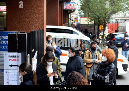 Milan, Italie. 21 octobre 2020. MILAN, Ospedale San Giuseppe, Coda di persone in attesa per il Tampone Covid 19 (Maurizio Maule/Fotogramma, MILAN - 2020-10-21) p.s. la foto e' utilizzabile nel rispetto del contesto in cui e' stata scattata, e senza to diffamatorio del decorentino de crédit / Incredit presamy News Banque D'Images