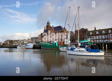 deux bateaux à voile se passant devant la grande mairie de yarmouth sur la rivière yare norfolk, angleterre Banque D'Images