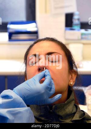 MILAN,Ospedale San Giuseppe,Coda di persone in attesa per il Tampone Covid 19 (Maurizio Maule/Fotogramma, MILAN - 2020-10-21) p.s. la foto e' utilizzabile nel rispetto del contesto in cui e' stata scattata, e senza to diffamatemorio del presentato decorentino Banque D'Images