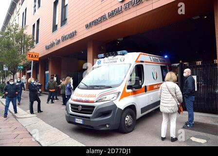 MILAN,Ospedale San Giuseppe,Coda di persone in attesa per il Tampone Covid 19 (Maurizio Maule/Fotogramma, MILAN - 2020-10-21) p.s. la foto e' utilizzabile nel rispetto del contesto in cui e' stata scattata, e senza to diffamatemorio del presentato decorentino Banque D'Images