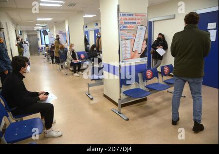 MILAN,Ospedale San Giuseppe,Coda di persone in attesa per il Tampone Covid 19 (Maurizio Maule/Fotogramma, MILAN - 2020-10-21) p.s. la foto e' utilizzabile nel rispetto del contesto in cui e' stata scattata, e senza to diffamatemorio del presentato decorentino Banque D'Images