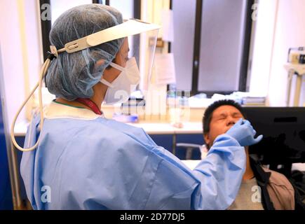 MILAN,Ospedale San Giuseppe,Coda di persone in attesa per il Tampone Covid 19 (Maurizio Maule/Fotogramma, MILAN - 2020-10-21) p.s. la foto e' utilizzabile nel rispetto del contesto in cui e' stata scattata, e senza to diffamatemorio del presentato decorentino Banque D'Images