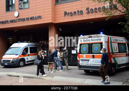 MILAN,Ospedale San Giuseppe,Coda di persone in attesa per il Tampone Covid 19 (Maurizio Maule/Fotogramma, MILAN - 2020-10-21) p.s. la foto e' utilizzabile nel rispetto del contesto in cui e' stata scattata, e senza to diffamatemorio del presentato decorentino Banque D'Images