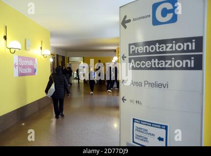 MILAN,Ospedale San Giuseppe,Coda di persone in attesa per il Tampone Covid 19 (Maurizio Maule/Fotogramma, MILAN - 2020-10-21) p.s. la foto e' utilizzabile nel rispetto del contesto in cui e' stata scattata, e senza to diffamatemorio del presentato decorentino Banque D'Images