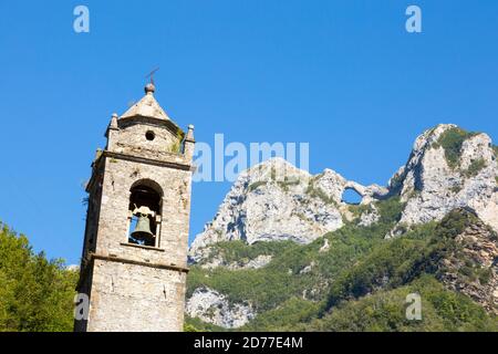 Clocher près du village de Pruno dans les Alpes Apuanes, Italie Banque D'Images