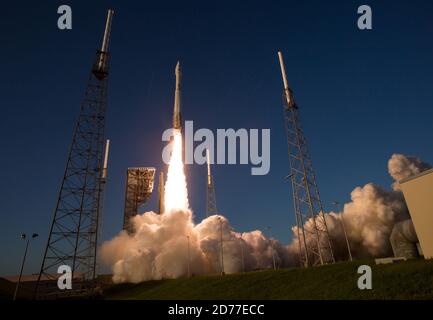 La fusée Atlas V de United Launch Alliance transportant les origines de la NASA, interprétation spectrale, identification des ressources, Security-regilith Explorer (OSIRI Banque D'Images