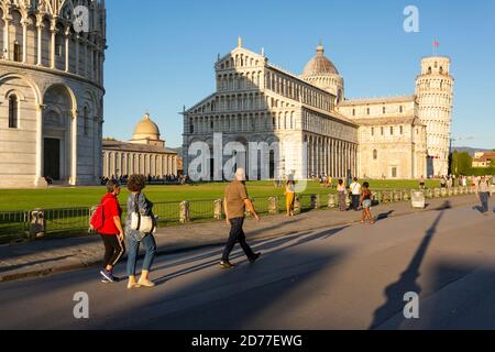 Touristes à la Piazza del Duomo en fin d'après-midi, Pise, Toscane, Italie Banque D'Images