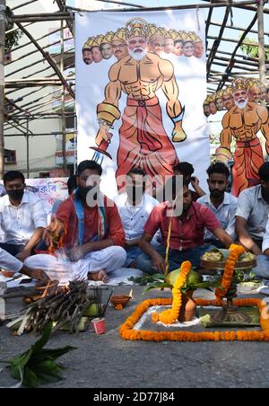 Guwahati, Assam, Inde. 21 octobre 2020. Activistes de l'Union nationale des étudiants de l'Inde (NSUI), aile des étudiants de l'Inde le parti politique du congrès national exécute un rituel sacré en faisant du Premier ministre de l'Inde Narendra Modi dix chefs comme Ravana, le roi des démons tout en protestant contre le crime contre la femme, Job scam, Hausse des prix et contre la loi d'amendement anti-citoyenneté à Rajiv Bhawan à Guwahati Assam Inde le mercredi 21 octobre 2020. Credit: Dasarath Deka/ZUMA Wire/Alay Live News Banque D'Images