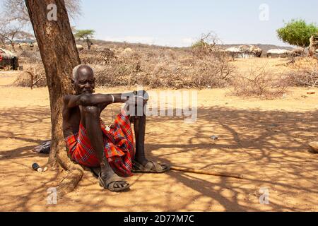 Homme mature de la tribu Samburu. Les Samburu sont un peuple nilotique du centre-nord du Kenya. Les Samburu sont des pasteurs semi-nomades qui élèvent principalement des bovins Banque D'Images