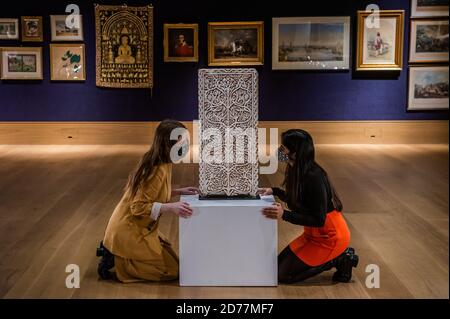 Londres, Royaume-Uni. 21 octobre 2020. Un panneau de marbre sculpté Umayyad Cordoba, probablement Medinat al-Zahra', 10e siècle, est £30,000 - 50,000 - Aperçu de l'art islamique et indien de Bonhams dû jeudi 26 octobre, dans la nouvelle rue Bond. Crédit : Guy Bell/Alay Live News Banque D'Images