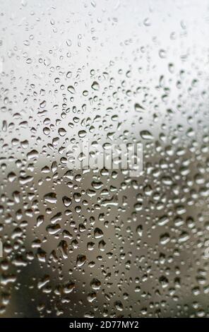 vue rapprochée des gouttes de pluie sur une fenêtre pendant un orage Banque D'Images