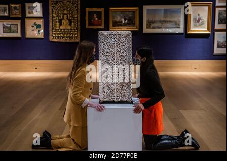 Londres, Royaume-Uni. 21 octobre 2020. Un panneau de marbre sculpté Umayyad Cordoba, probablement Medinat al-Zahra', 10e siècle, est £30,000 - 50,000 - Aperçu de l'art islamique et indien de Bonhams dû jeudi 26 octobre, dans la nouvelle rue Bond. Crédit : Guy Bell/Alay Live News Banque D'Images