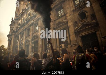 Barcelone, Espagne. 21 octobre 2020. Des étudiants en grève allument les feux du Bengale devant un bâtiment de l'Administration de l'Université catalane lors d'une manifestation sur les conditions précaires dans le système d'éducation publique en raison de la propagation continue du coronavirus. Credit: Matthias Oesterle/Alamy Live News Banque D'Images