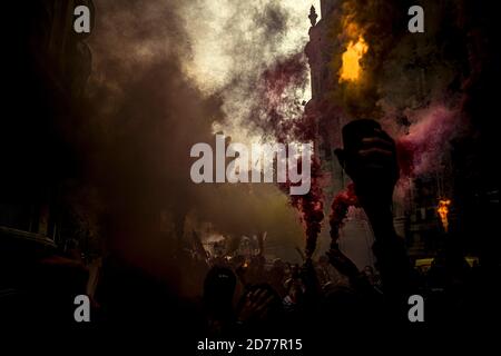 Barcelone, Espagne. 21 octobre 2020. Des étudiants en grève allument les feux du Bengale devant un bâtiment de l'Administration de l'Université catalane lors d'une manifestation sur les conditions précaires dans le système d'éducation publique en raison de la propagation continue du coronavirus. Credit: Matthias Oesterle/Alamy Live News Banque D'Images