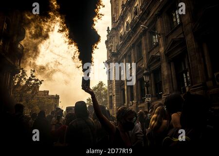 Barcelone, Espagne. 21 octobre 2020. Des étudiants en grève allument les feux du Bengale devant un bâtiment de l'Administration de l'Université catalane lors d'une manifestation sur les conditions précaires dans le système d'éducation publique en raison de la propagation continue du coronavirus. Credit: Matthias Oesterle/Alamy Live News Banque D'Images