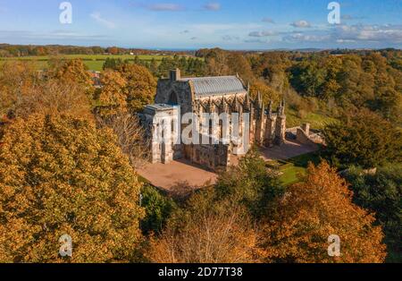 Rosslyn Chapel, Midlothian, Royaume-Uni. 21 octobre 2020. Royaume-Uni l'automne météo une vue de Rosslyn Chapel, à Roslin, Midlothian, Écosse. Les arbres environnants se transforment en tons d'or et de jaune lors d'une belle journée d'automne. La chapelle Rosslyn, autrefois connue sous le nom de chapelle collégiale de Saint-Matthieu, est une chapelle du XVe siècle située dans le village de Roslin, Midlothian, en Écosse. L'église a également été rendue célèbre par l'auteur Dan Brown qui a écrit le code Davinci. Crédit : phil wilkinson/Alay Live News Banque D'Images