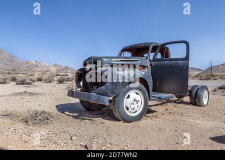 Un camion abandonné dans la ville fantôme de Rhyolite, Nevada Banque D'Images