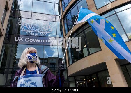 Edinburgh, Royaume-Uni. 21 octobre 2020 en photo : des manifestants écossais pour l'indépendance se rassemblent devant le bâtiment du gouvernement britannique à Édimbourg, à la maison de la reine Elizabeth. Ils protestent contre le projet de loi sur le marché intérieur. Crédit : Rich Dyson/Alay Live News Banque D'Images