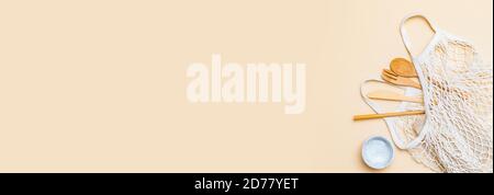 Sac de filet avec couverts en bambou. Style de vie durable. Concept sans plastique. Zéro déchet écologique nettoyage cuisine thème Banque D'Images