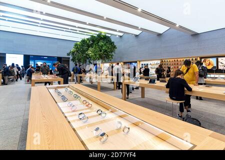 People Inside Apple Store - nouveau magasin de détail au design moderne, ouvert à Piazza Liberty à Milan le 26 juillet 2018. Banque D'Images