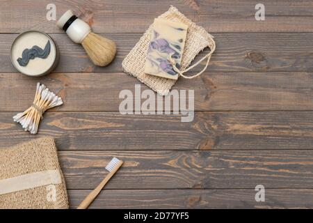 Outils de rasage Flat Lay et accessoires de salle de bain pour homme sur fond de bois. Concept zéro déchet. Banque D'Images