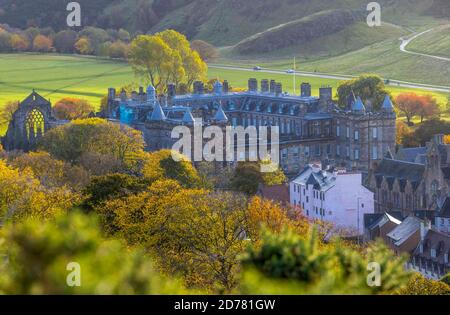 Edinburgh, Royaume-Uni. 21 octobre 2020 en photo : des couleurs automnales entourent le palais de Holyroodhouse à Édimbourg. Crédit : Rich Dyson/Alay Live News Banque D'Images