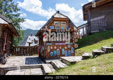Mokra Gora, Serbie - 15 juillet 2020 : Megavnik du village de Drvengrad sur la montagne Mokra Gora, Serbie. Banque D'Images