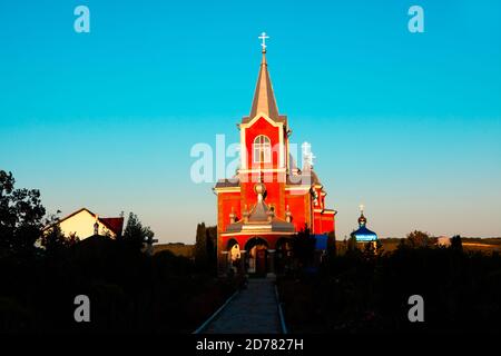 Monastrery Zloti de Moldavie . Église peinte en rouge Banque D'Images