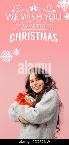 Belle fille ravie avec des cadeaux salutation avec le nouvel an 2021 et Noël. Femme caucasienne avec boîte-cadeau. Concept de vacances et d'humeur d'hiver. Prospectus avec cpyspace. Carte de vœux. Banque D'Images