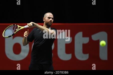 Cologne, Allemagne. 21 octobre 2020. Tennis: ATP Tour - Championnat de Cologne (ATP), singles, men, 1er tour, M. Kecmanovic (Serbie) - Mannarino (France). Adrian Mannarino joue le ballon. Credit: Jonas Güttler/dpa/Alay Live News Banque D'Images