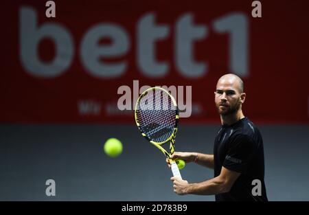 Cologne, Allemagne. 21 octobre 2020. Tennis: ATP Tour - Championnat de Cologne (ATP), singles, men, 1er tour, M. Kecmanovic (Serbie) - Mannarino (France). Adrian Mannarino joue le ballon. Credit: Jonas Güttler/dpa/Alay Live News Banque D'Images