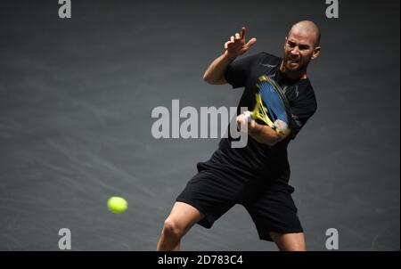 Cologne, Allemagne. 21 octobre 2020. Tennis: ATP Tour - Championnat de Cologne (ATP), singles, men, 1er tour, M. Kecmanovic (Serbie) - Mannarino (France). Adrian Mannarino joue le ballon. Credit: Jonas Güttler/dpa/Alay Live News Banque D'Images