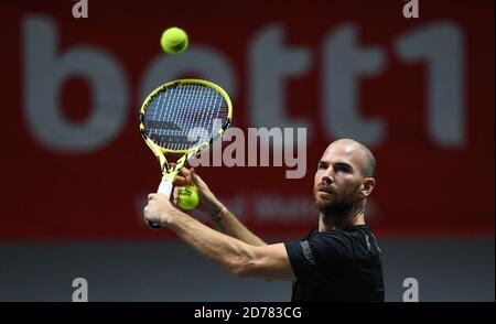 Cologne, Allemagne. 21 octobre 2020. Tennis: ATP Tour - Championnat de Cologne (ATP), singles, men, 1er tour, M. Kecmanovic (Serbie) - Mannarino (France). Adrian Mannarino joue le ballon. Credit: Jonas Güttler/dpa/Alay Live News Banque D'Images