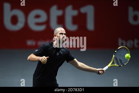 Cologne, Allemagne. 21 octobre 2020. Tennis: ATP Tour - Championnat de Cologne (ATP), singles, men, 1er tour, M. Kecmanovic (Serbie) - Mannarino (France). Adrian Mannarino joue le ballon. Credit: Jonas Güttler/dpa/Alay Live News Banque D'Images