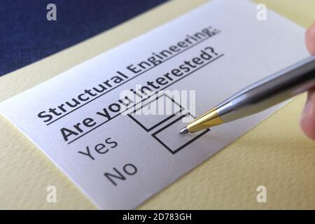 Une personne répond à une question sur l'ingénierie structurelle. Banque D'Images