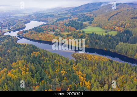 Vue aérienne des couleurs automnales des bois au Loch at River Tummel et au Loch Faskally, près de Pitlochry, dans le Perthshire, en Écosse, au Royaume-Uni Banque D'Images