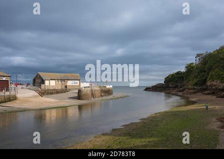 Looe Cornwall, vue de l'estuaire de la rivière séparant les extrémités sud de East Looe (à gauche) et West Looe dans Cornwall, au sud-ouest de l'Angleterre, au Royaume-Uni Banque D'Images