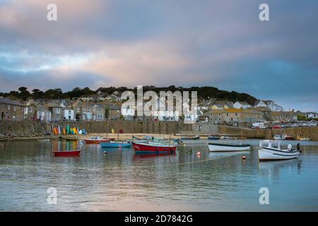 Mousehole Cornwall, vue au crépuscule des bateaux de pêche amarrés dans le port de Mousehole, Cornwall, sud-ouest de l'Angleterre, Royaume-Uni Banque D'Images