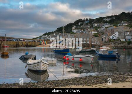 Mousehole Cornwall, vue au crépuscule des bateaux de pêche amarrés dans le port de Mousehole, Cornwall, sud-ouest de l'Angleterre, Royaume-Uni Banque D'Images