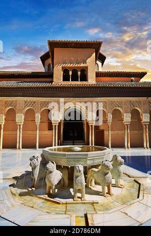 Architecture arabesque mauresque du patio de los Leones (Cour des Lions) des Palacios Nazaries, Alhambra. Grenade, Andalousie, Espagne. Banque D'Images