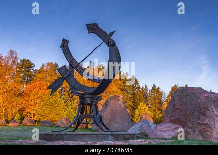 Moletai, Lituanie, 20 octobre 2020 Musée ethnocosmologique et observatoire moderne à Moletai, Lituanie. Observation du soleil dans le parc. Banque D'Images